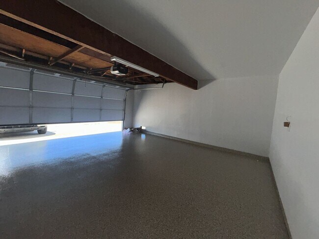 Building Photo - Beautiful, spacious 4-bedroom, 2-bath home for rent in Fountain Valley