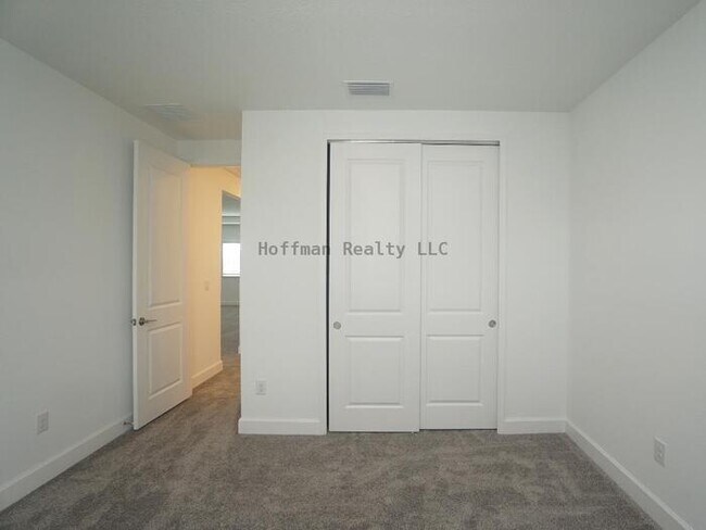 Building Photo - Stunning 5-Bedroom Lakeview Home in River ...