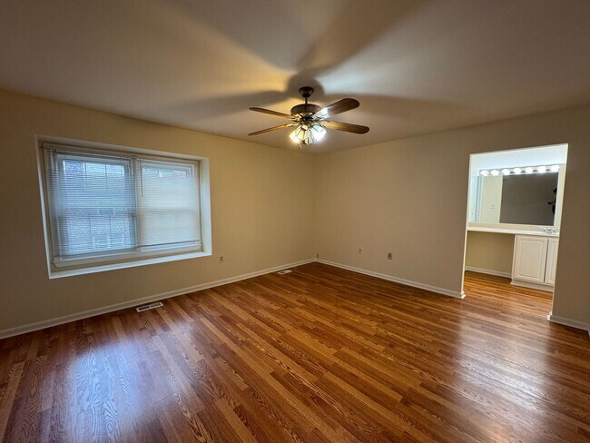 Building Photo - Well-Maintained 3 Bed 3.5 Bath Townhome Wi...