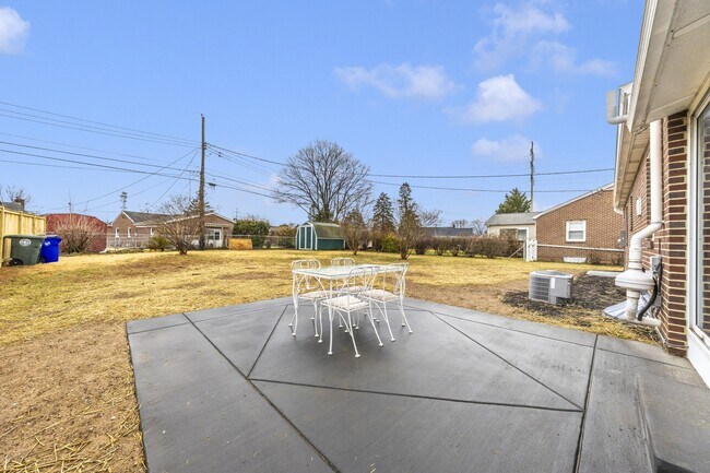 Building Photo - 406 E 9th St