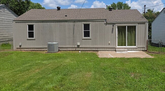 Building Photo - Remodeled 2 Bedroom, 2 Living Areas!  $925