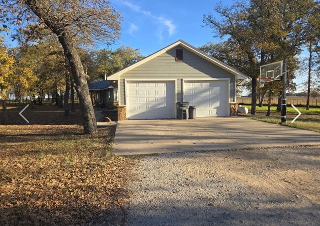 Building Photo - 3/2 Large Yard BROCK ISD / Private country living