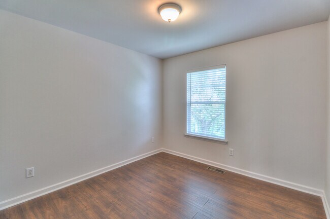 Building Photo - 702 Vernon Ave