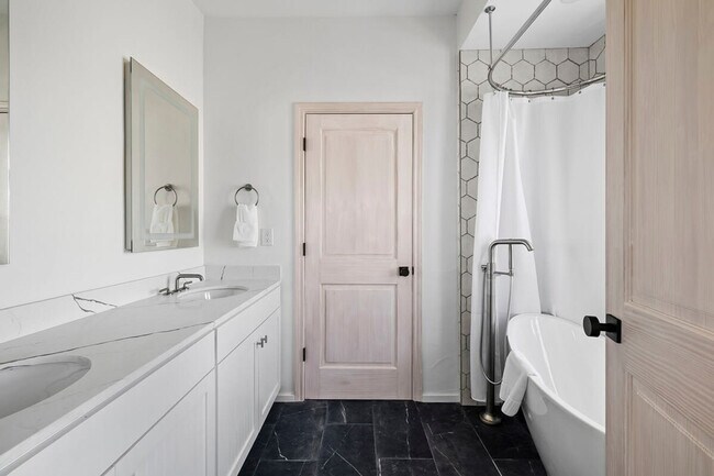 Building Photo - 2701 Bumble Bee Dr