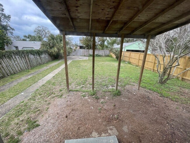 Building Photo - Pensacola - East Hill - 2 Bedroom, 1 Bathroom