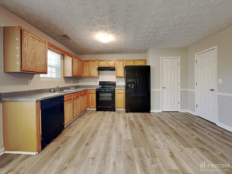 Building Photo - 210 Railside Dr