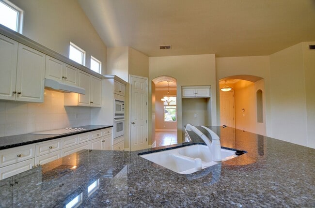 Building Photo - Immaculate Home off of Shepherd & Locan