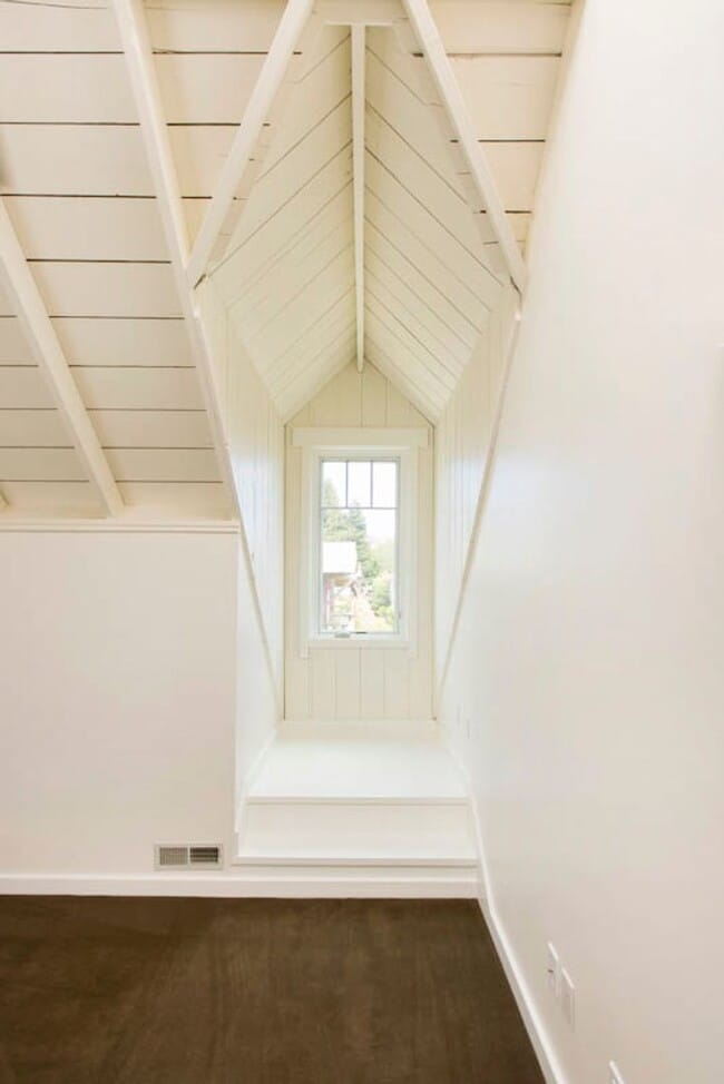 Building Photo - Balcony & Gas Fireplace: Sunny Apartment i...
