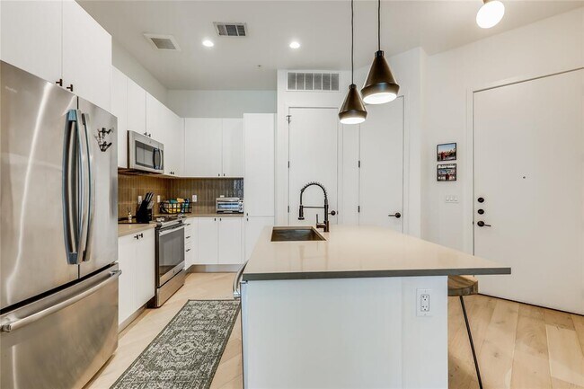 Building Photo - 800 Embassy Dr