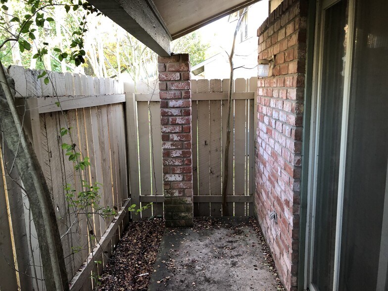 Building Photo - 914 W Meadowmere Ln