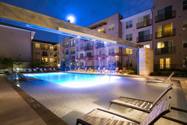 Building Photo - 3001 Esperanza Crossing