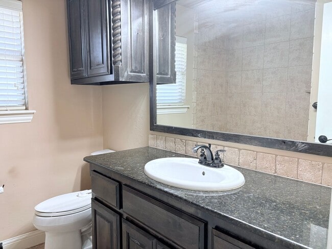 Building Photo - Large four bedroom home in Edmond