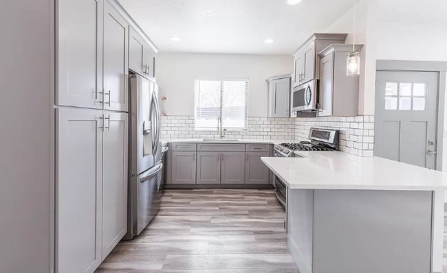 Building Photo - 3 bed 2.5 bath townhome in heart of Meridian