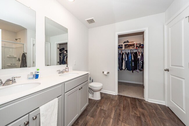 Building Photo - 3 Bedroom, 2.5 Bathroom Townhome in Caroli...