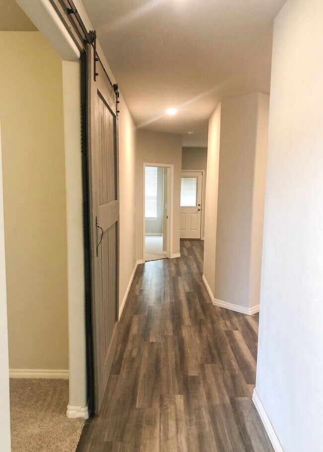 Building Photo - Luxurious Home in Falling Springs!
