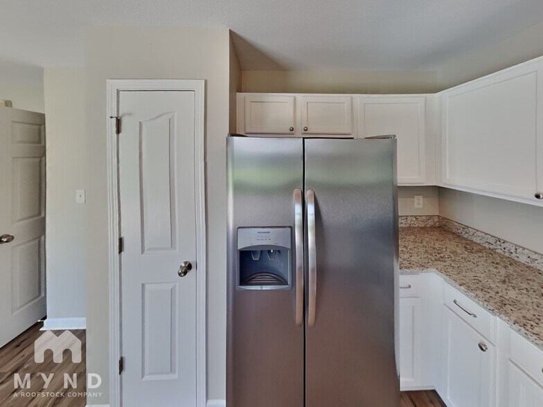 Building Photo - 303 Holton Dr