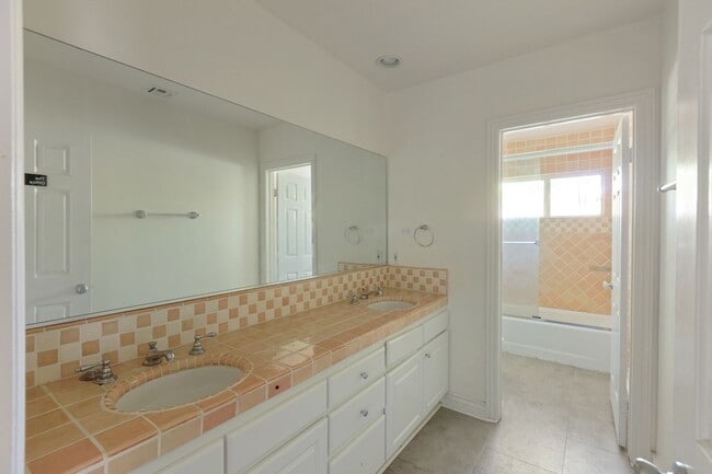 Building Photo - Elegant 5-Bedroom Estate with Pool in Prime Woodland Hills