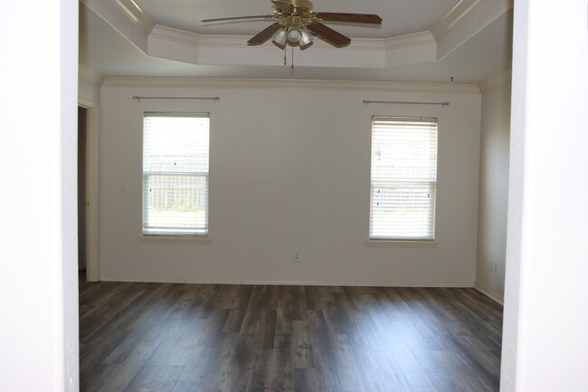 Building Photo - 805 SW Sandrock Rd