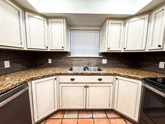 Building Photo - "2-Bed, 2-Bath Condo in Laguna Place!"