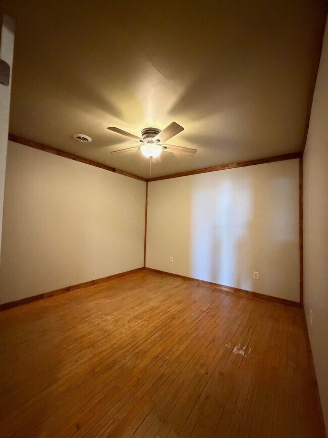 Building Photo - 311 Main St