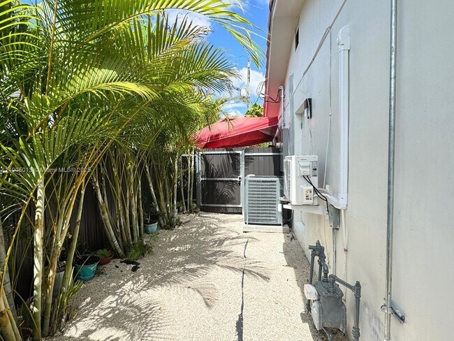 Building Photo - 9815 SW 21st St