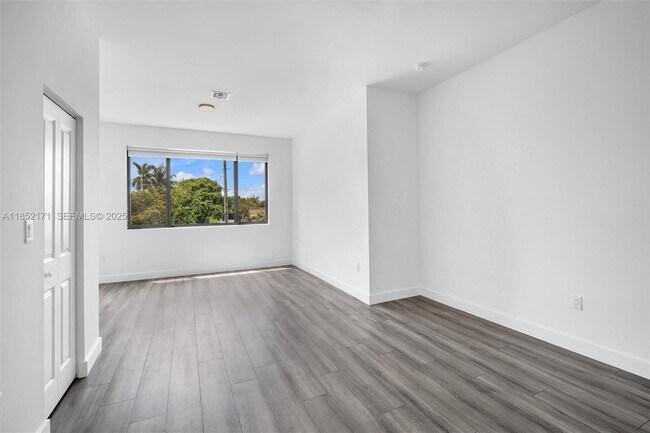 Building Photo - 309 NW 7th Ct