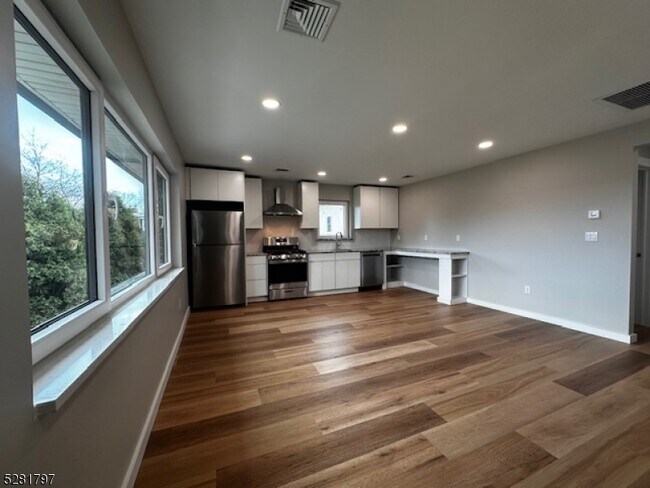 Building Photo - 23 Chestnut St