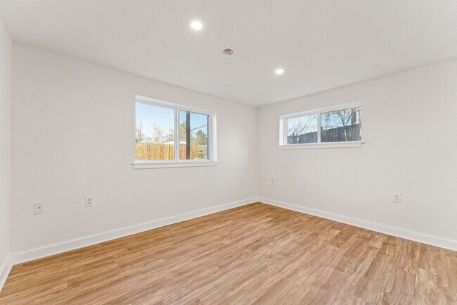 Building Photo - 1Bed/1Bath Apartment with HUGE Private Yard!