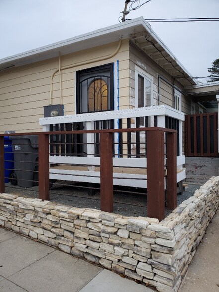 Building Photo - 421 N Ditmar St