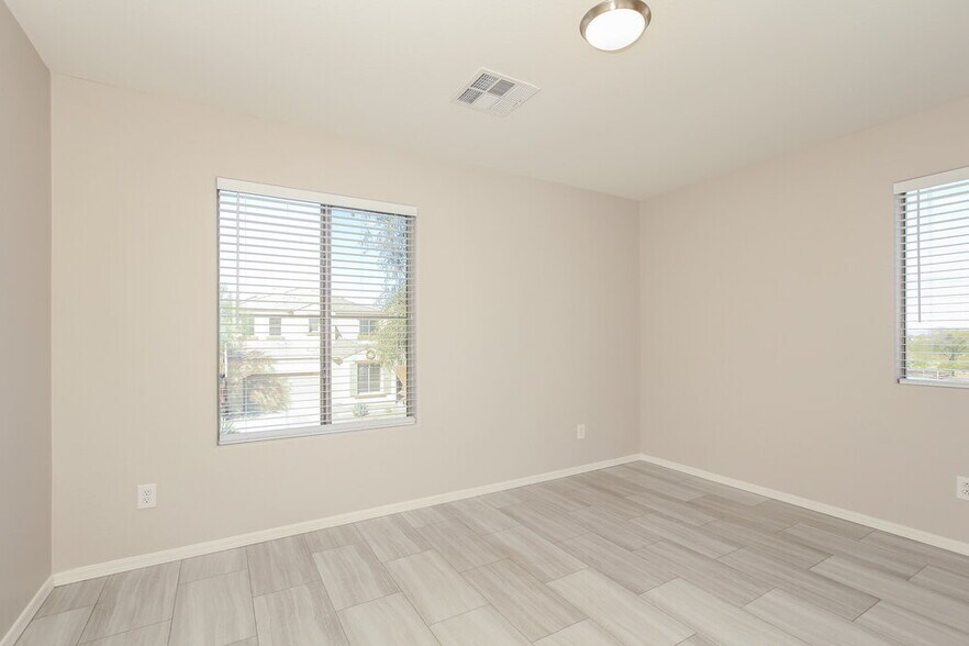 Building Photo - 12035 W Leather Ln