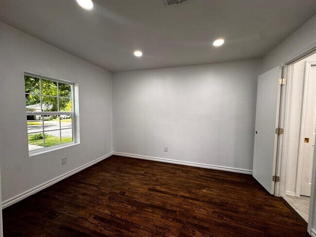 Building Photo - 1117 W Symmes St