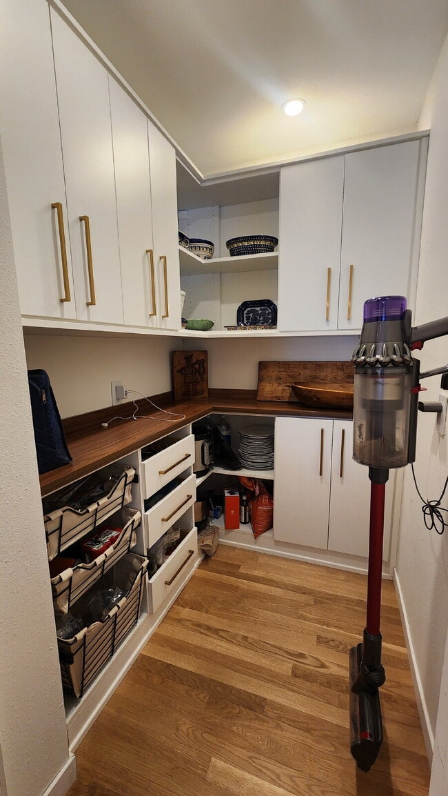 Building Photo - Designer 4 Bedroom Home with Sauna and Walk-Out Lower Level - Available May or June 1st