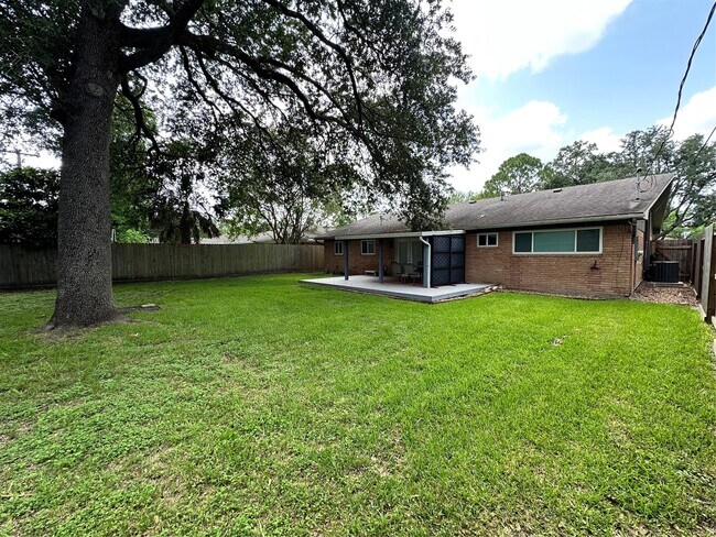 Building Photo - 5515 Darnell St