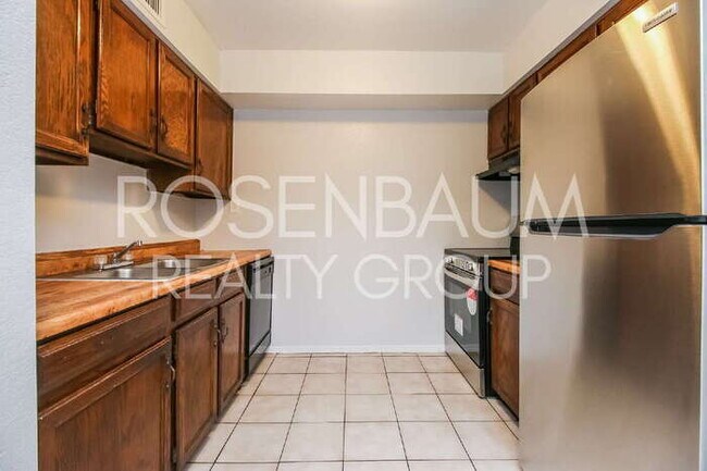 Building Photo - 1050 W University Dr