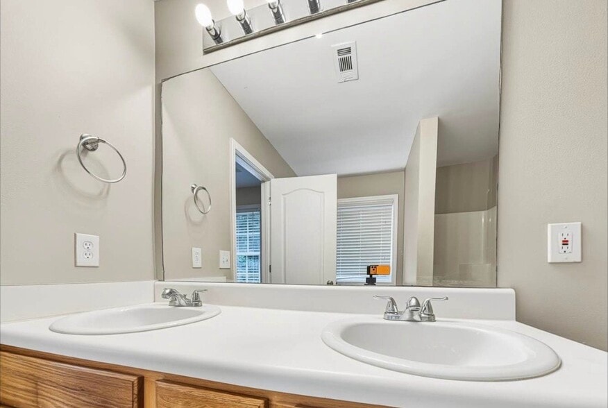 Building Photo - 4730 Camelot Dr