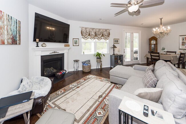 Building Photo - 4 Bedroom 2 Bath Home in French Quarter Creek - Huger