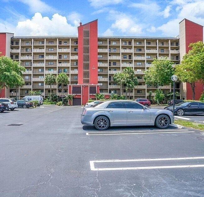 Building Photo - 2200 S Cypress Bend Dr