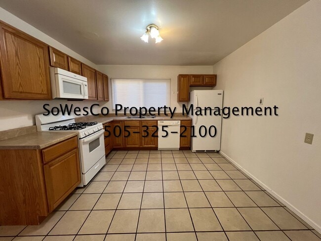 Building Photo - 3 Bedroom 2 Bath, 1 Car Garage and new flooring!