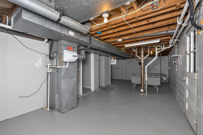 Building Photo - 13 Anthony Ln