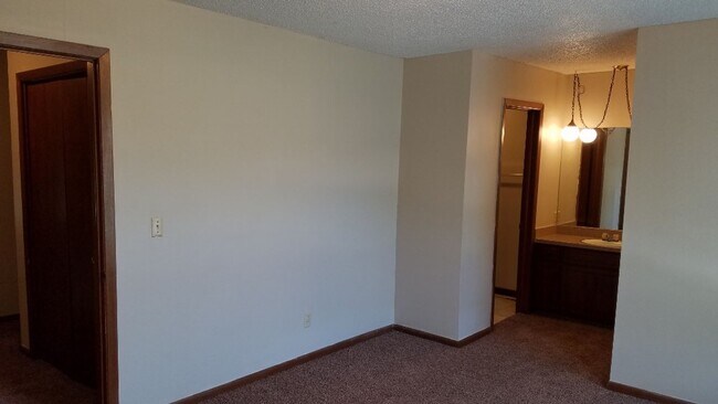 Building Photo - 8510 W Maple St