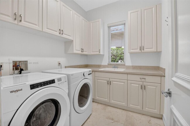 Building Photo - 9597 Bridgebrook Dr