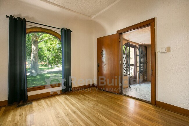 Building Photo - 1404 Marquette Pl NE