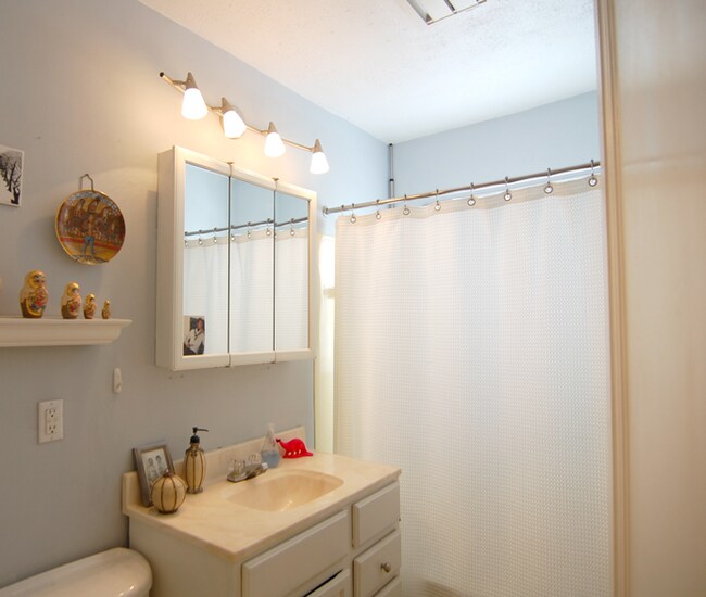 Building Photo - 704 S Grove St