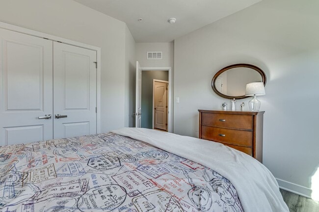 Building Photo - Modern 3 BR Townhome in Village of Towne Square Includes Trash, Cable/internet and Landscaping!