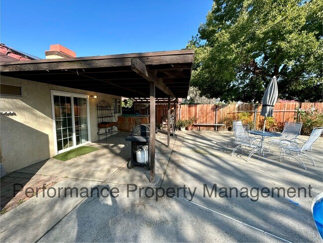 Building Photo - Cute 3 Bed/2 Bath SW Bakersfield Home w RB...