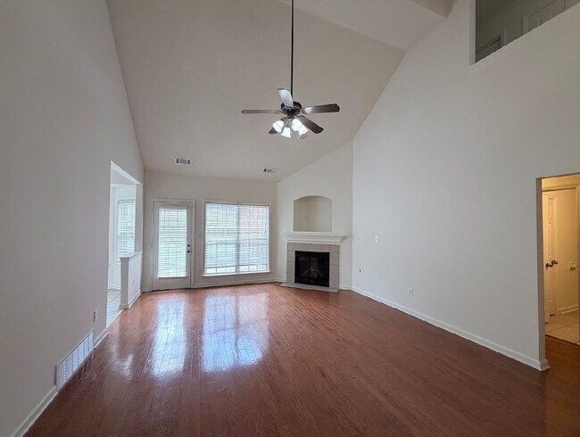 Building Photo - 3 bed, 3 bath with a bonus area over 2,000 Sq/ft in Cordova