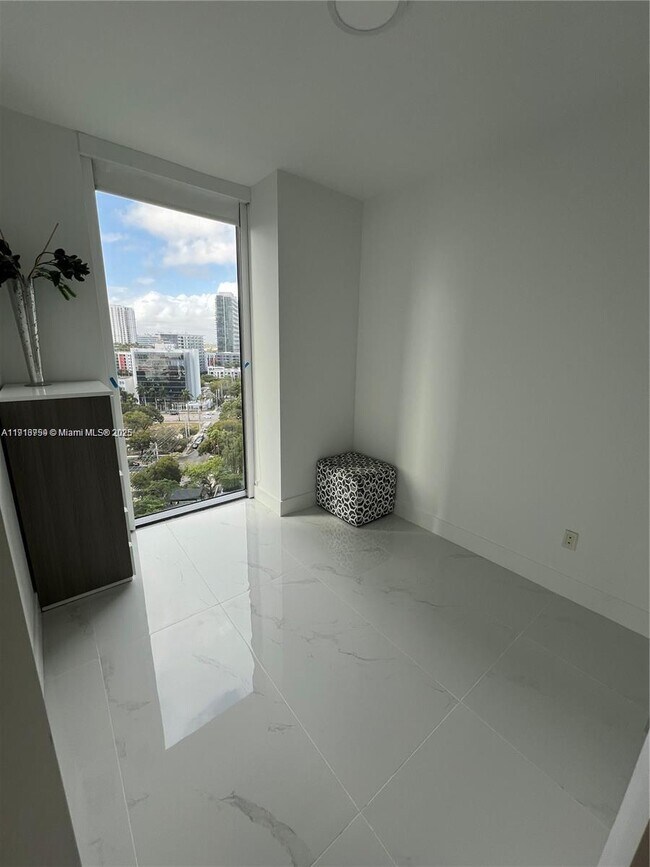 Building Photo - 501 NE 31st St