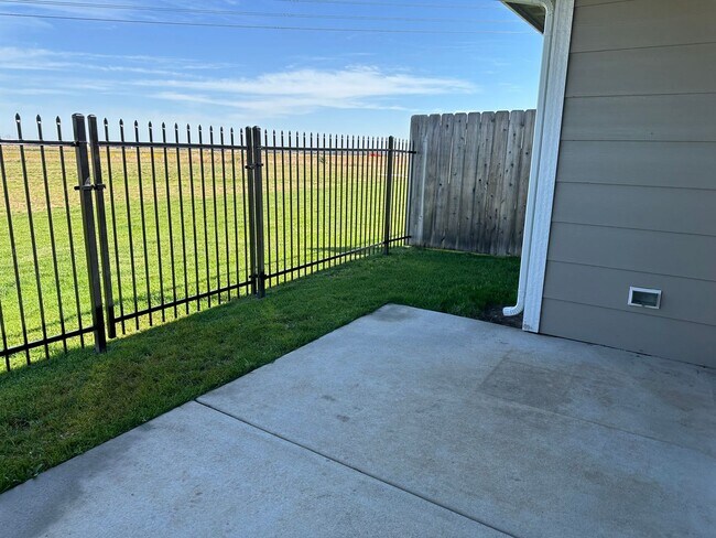 Building Photo - 12138 W 33rd St N