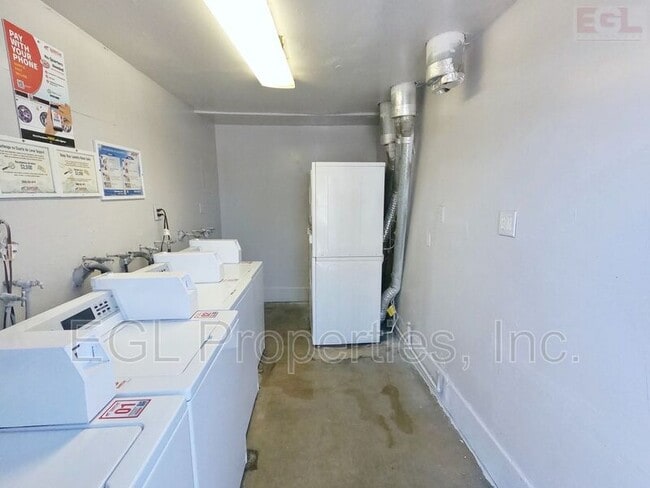 Building Photo - 3933 La Rica Ave