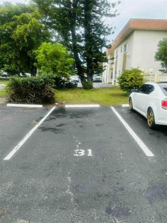 Building Photo - 415 NE 2nd St